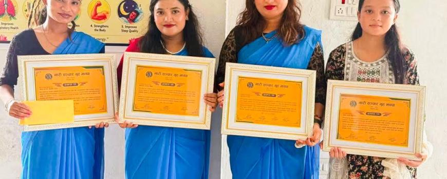नारी सञ्चार गृह झापाद्वारा बाढीपीडितलाई सहयोग तथा चार सञ्चारकर्मीलाई लेखन वृत्ति प्रदान