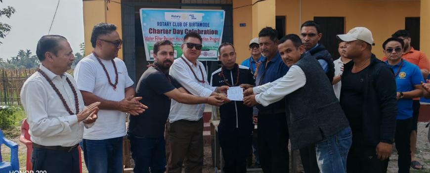 रोटरी क्लबले दियो चन्द्रोदयलाई वाटर फिल्टर